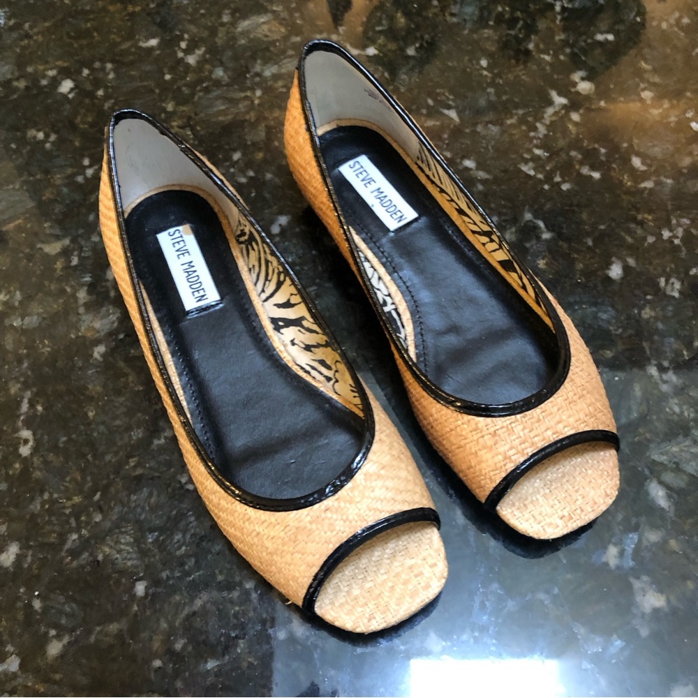 Steve Madden flats size 7 M. Tan with black patent trim never worn - Picture 1 of 4